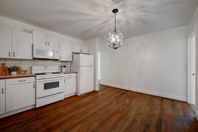 Building Photo - 611 N Adams St