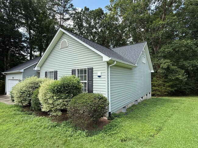 Building Photo - Spacious 3 Bedroom, 2 Bath Home with Garag...