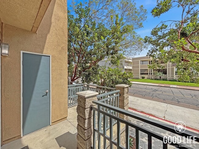 Building Photo - Beautiful 2BD/2.5BA Condo in Bankers Hill W/ W/D, A/C, Patio Area and Community Gym!