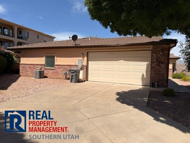 Building Photo - Legacy Townhome