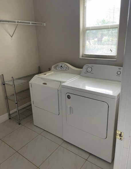 Building Photo - 895 SW Lake Charles Cir