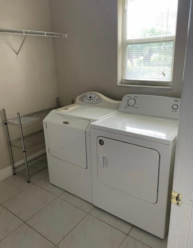 Building Photo - 895 SW Lake Charles Cir