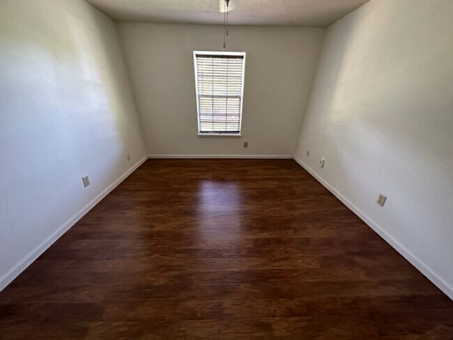 Building Photo - 3830 Country Club Rd