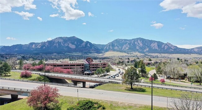 Building Photo - "Charming 1-Bedroom Condo with Mountain Views & Pool in Prime Boulder Location!"