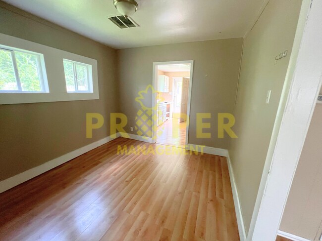 Building Photo - 2 bedrooms 1 bathroom house