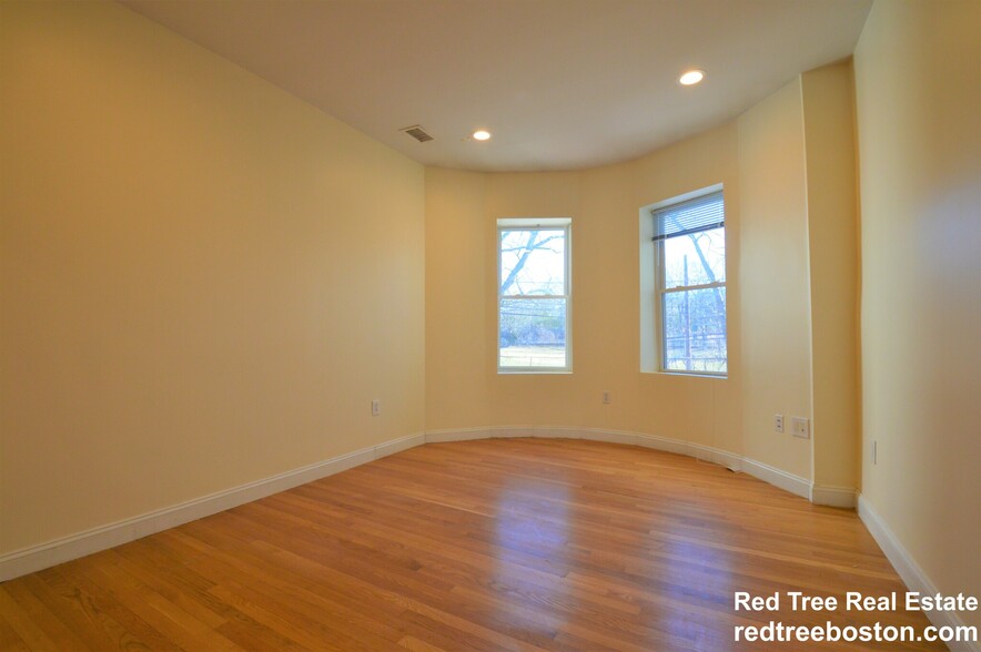 Apt 4 - 1803 Beacon St