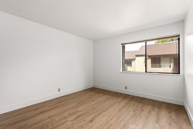 Building Photo - Beautiful Sawmill Commons Condo!
