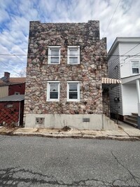 Building Photo - 3 bedroom 1 bathroom