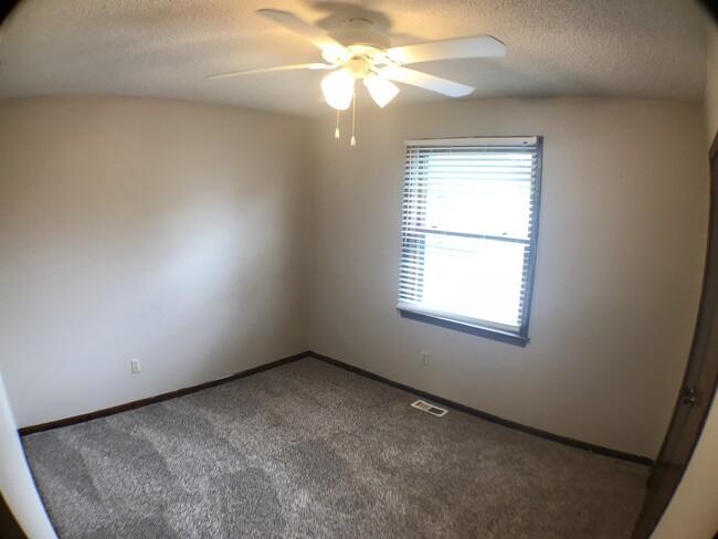 Building Photo - {1423} Olathe Townhome + 3Bed/2.5Bath + Fe...
