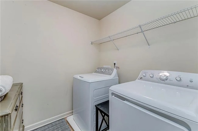 Building Photo - 160 Renford Rd