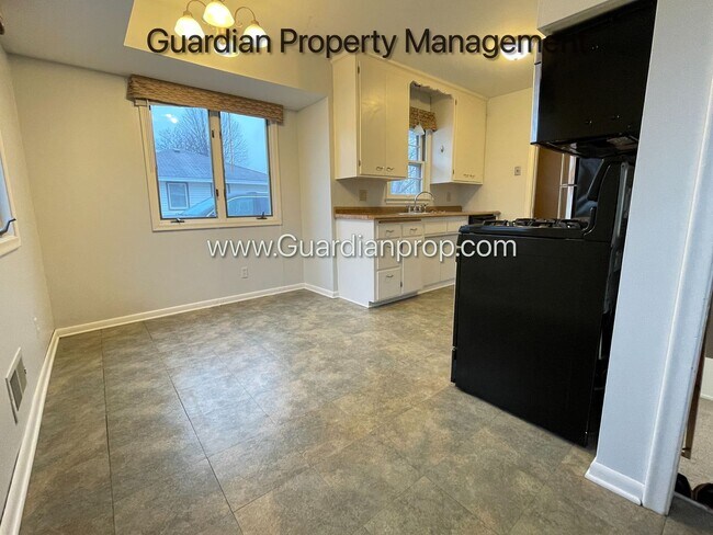 Building Photo - Single Family Home Featuring 2 Baths, 2 Car Garage, Fireplace, and Fenced in Yard