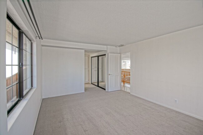 Building Photo - VERY BRIGHT & AIRY, 2050 SQ FT HOME W/ TON...