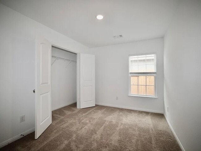 Building Photo - Spacious & Elegant One-Story Living in Stonebridge Crossing