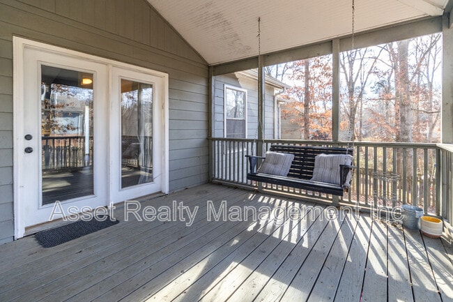 Building Photo - 1405 Wenlock Rd