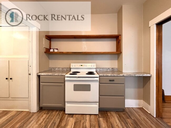 Building Photo - 2 Bed 1 Bath with Hardwood floors