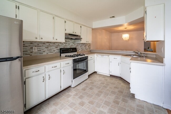 Building Photo - 14 Homestead Ln