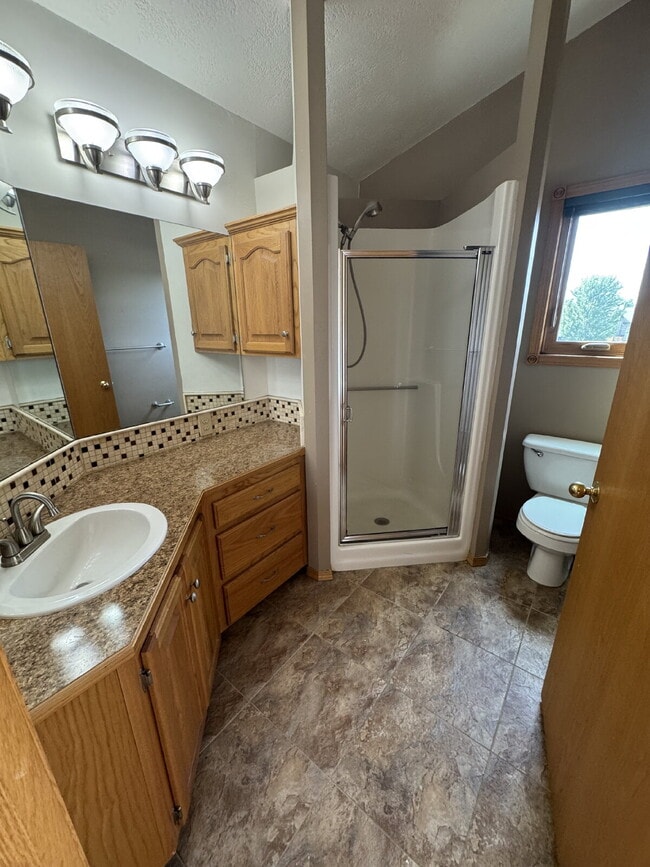 Building Photo - "Spacious 4-Bedroom Sanctuary with 3 Full Baths on Country View Drive, Derby - 3189 Sq Ft of Comf...