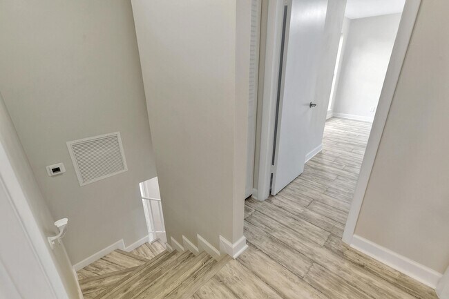 Building Photo - 3530 Gardens E Dr