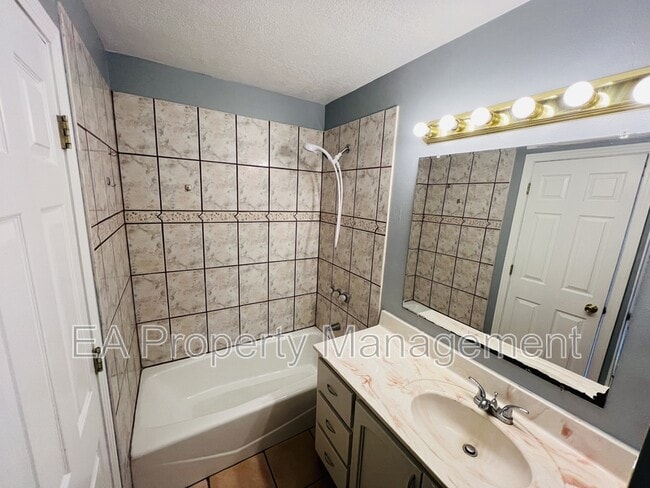 Building Photo - 1225 11th St SE