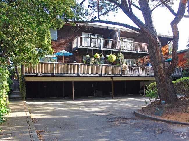 Building Photo - 921 E Blithedale Ave