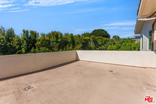 Building Photo - 363 S Saltair Ave