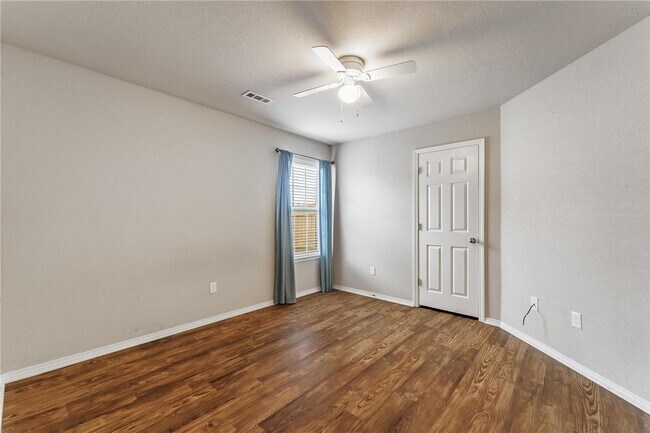 Building Photo - 530 Lasso Ln