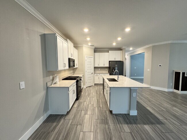 Building Photo - "Spacious 4-Bed Home with Granite Countert...