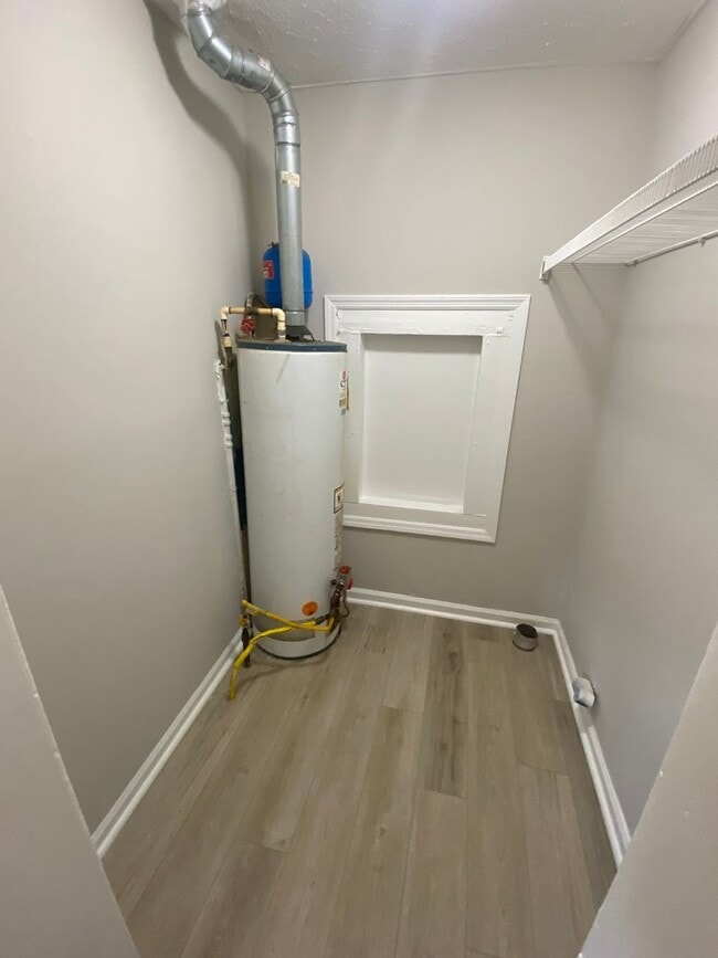 Building Photo - *AVAILABLE NOW*1 Bedroom / 1 Bathroom - Du...