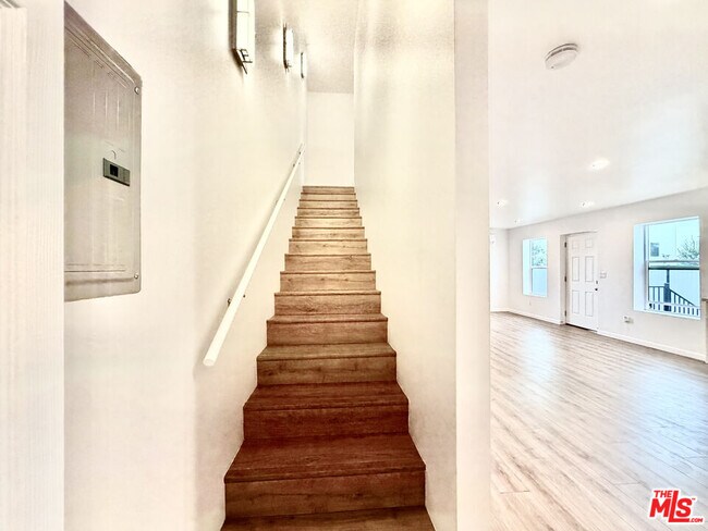 Building Photo - 384 Hargrave St