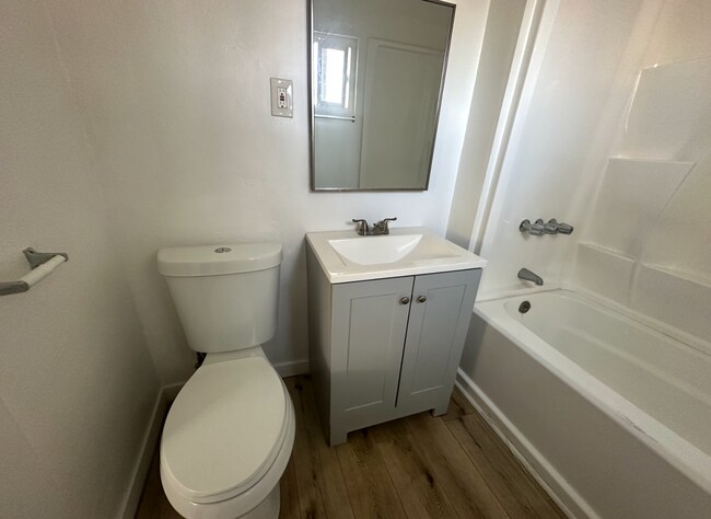 Building Photo - Charming 1 Bed 1 Bath Unit - Move in Speci...