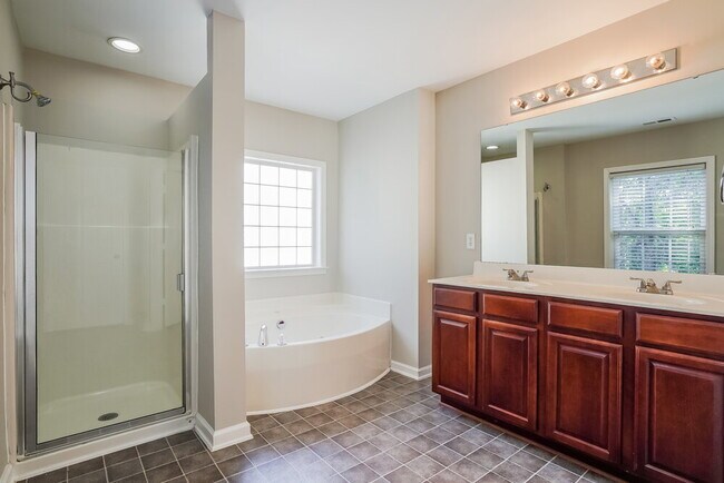 Building Photo - 2852 Roundleaf Ct