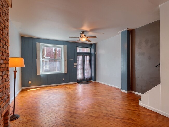 Building Photo - Large 2BR/2BTH house on Penn St!