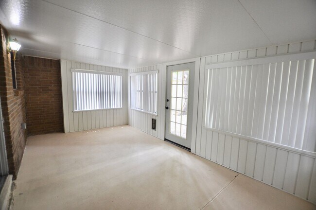 Building Photo - COMING SOON! FOR LEASE! Nice Remodeled - 3...