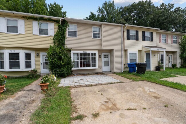 Building Photo - Charming 3-Bedroom Townhome in Virginia Beach.