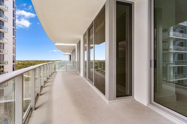 Building Photo - 220 Lake Shore Dr