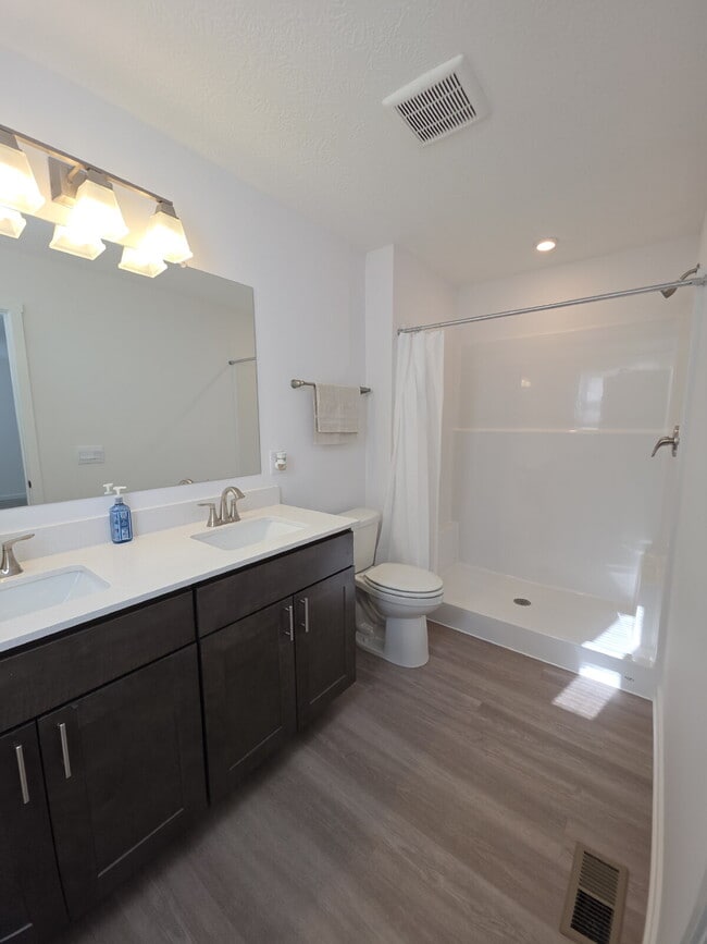 Building Photo - "Spacious 3-Bedroom Townhouse with 2.5 Baths in Columbus – 1856 Sq. Ft. of Comfort and Style!"