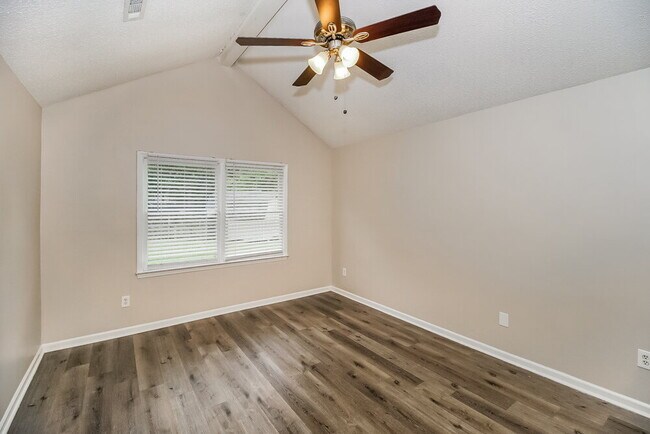 Building Photo - 1800 Hedgelawn Dr