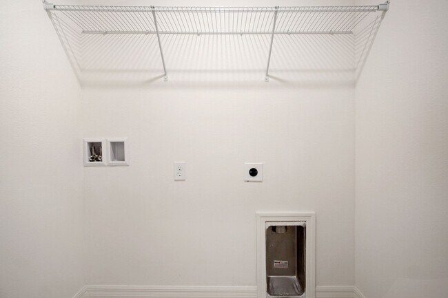 Building Photo - Modern Comfort Meets Convenience