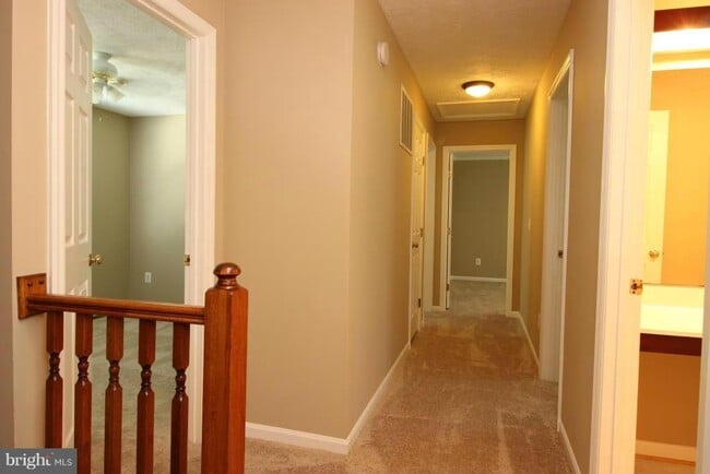 Building Photo - 66 Larkwood Ct