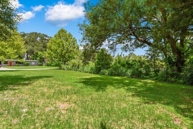Building Photo - 2107 Brookview Dr