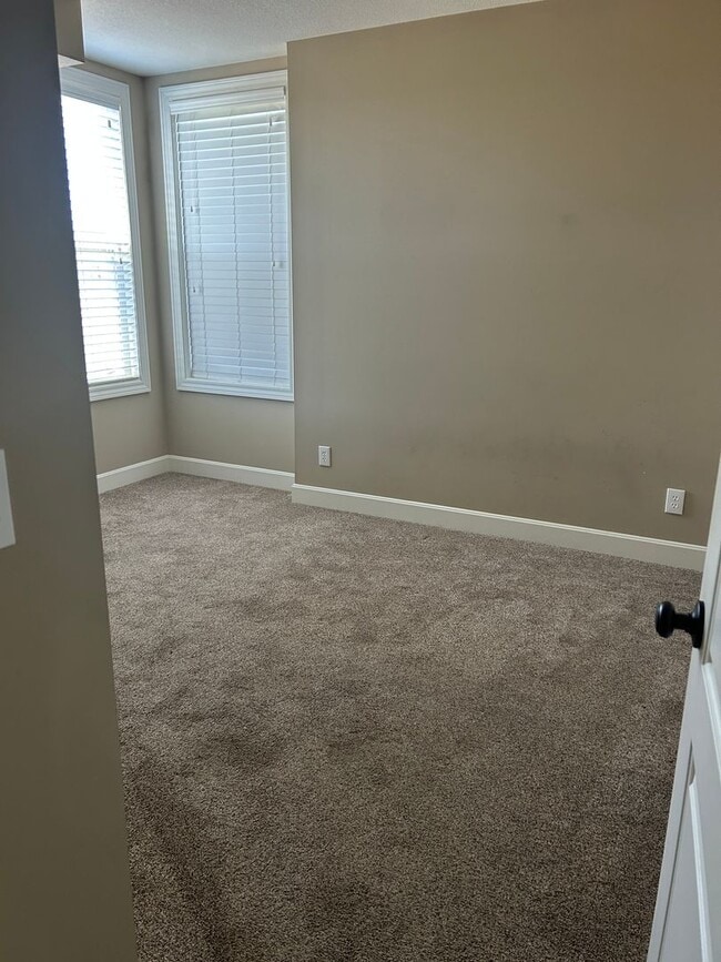 Building Photo - 4 bedroom house with a beautiful view!! **...