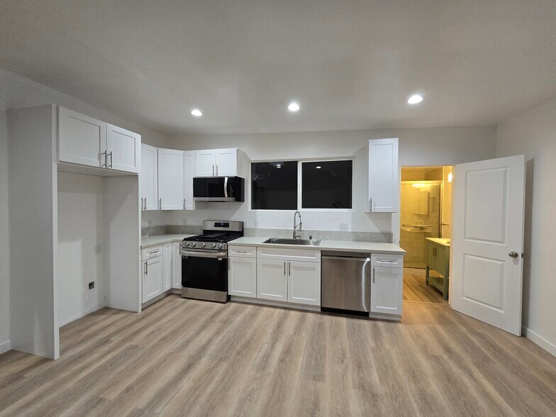 Building Photo - 3230 Cerritos Ave