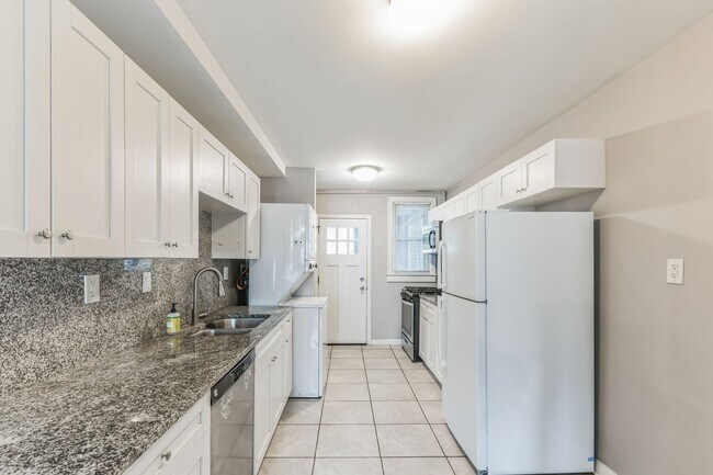 Building Photo - Wonderful! 2BR/1bth home in Columbia Heights. Nice Yard & Parking!!!