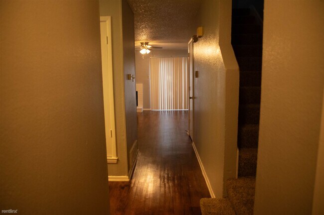 Building Photo - 2 br, 1 bath Townhome - 5803 Shadydell Dr