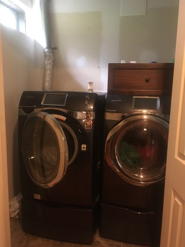 Building Photo - Beautiful 3Bd/2.5 Bath Goshen Woods Property