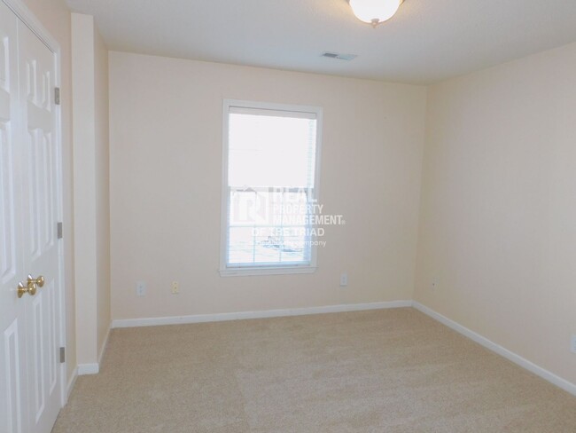 Building Photo - *Move In Special* 2 Bedroom, 2 Bath Condo ...