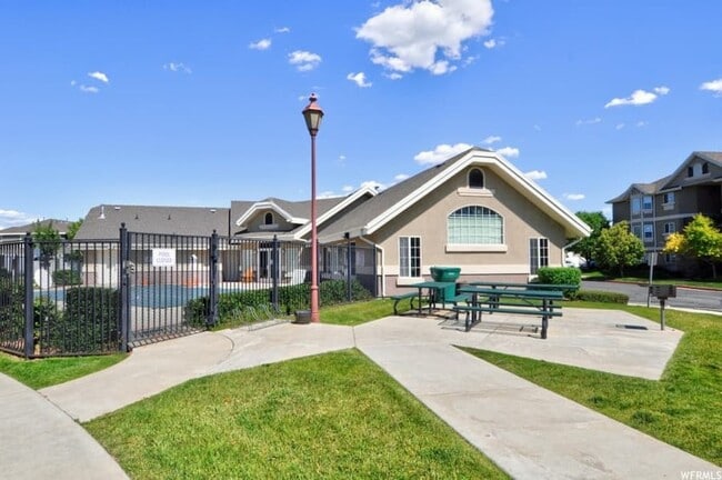 Building Photo - 3181 Alsace Way