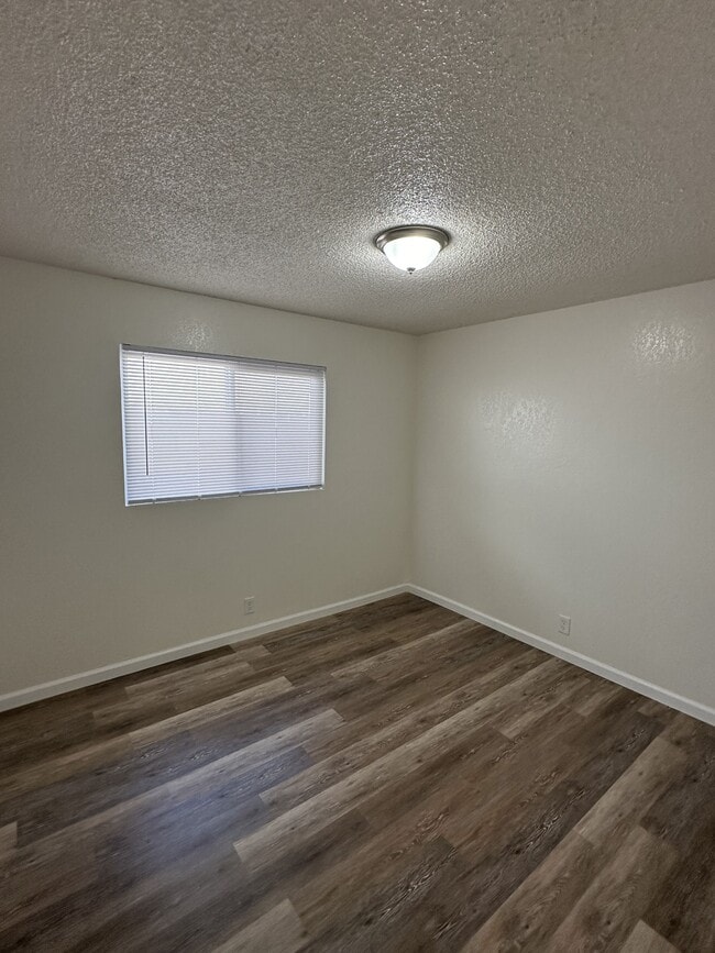 Building Photo - 1107 E Sunnyview Ave