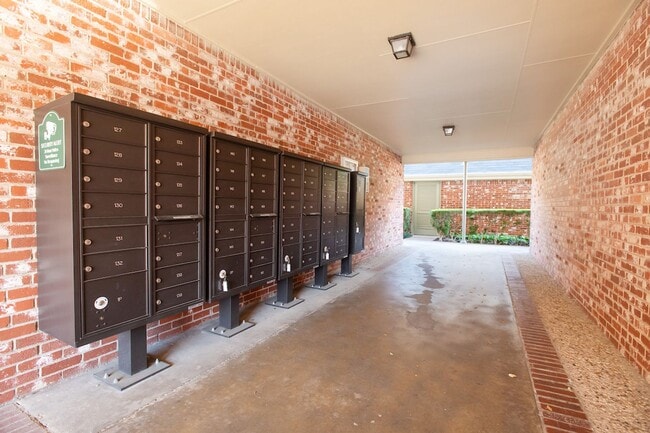 Building Photo - Charming Shoal Creek Condo - One Bed One Bath