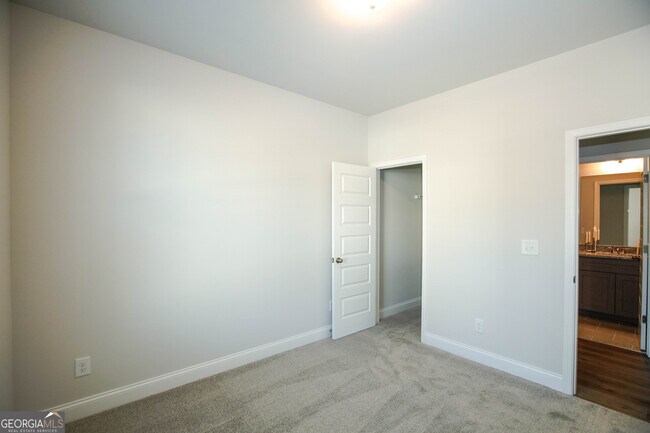 Building Photo - 452 Hellen Vly Dr